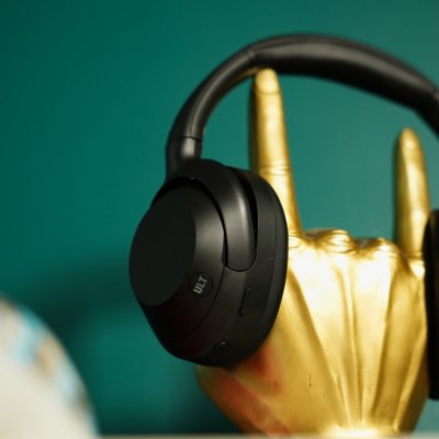 REVIEW Sony ULT Wear: când iubești bass-ul
