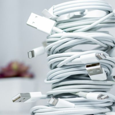 Fă-ți curat în sertar și reciclează cu succes cablul și încărcătorul vechi