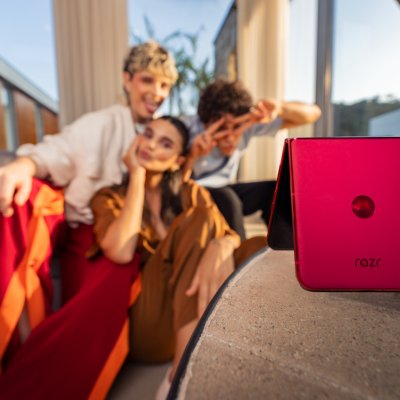 Motorola lansează telefoanele pliabile moto razr 50 ultra și razr 50