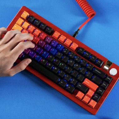 Tastatura care poate fi personalizată într-un miliard de moduri