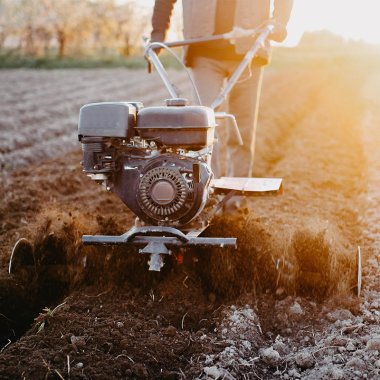 Motocultoare și motosape: Echipamente esențiale pentru agricultura modernă