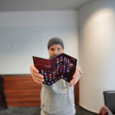 Huawei Mate XT: Viitorul telefoanelor sau doar un moft?