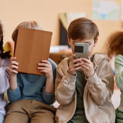 Primul telefon la 8 ani: ce fac părinții pentru siguranța online a copiilor lor