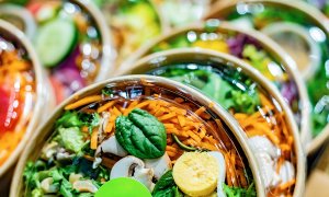 Mai sunt caserolele de plastic alegerea profitabilă pentru firmele de catering?