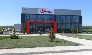 CEO-ul Theta Furniture & More achiziționează 40% din companie prin management buyout
