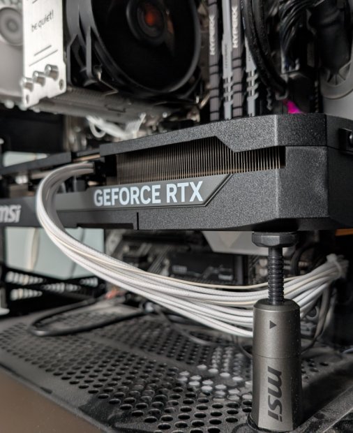 REVIEW MSI Shadow 3x GeForce RTX 5080 - îmbunătățiri pentru creatori și gameri