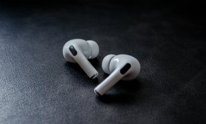 Problema ce apare la orice utilizator de AirPods Pro. Soluția, simplă și ieftină
