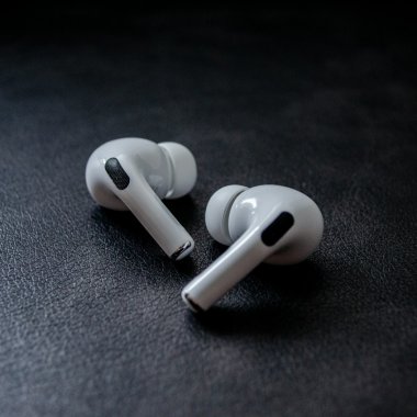 Problema ce apare la orice utilizator de AirPods Pro. Soluția, simplă și ieftină