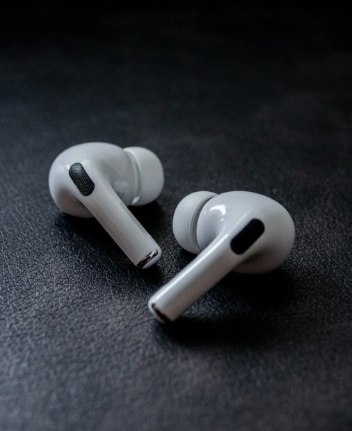 Problema ce apare la orice utilizator de AirPods Pro. Soluția, simplă și ieftină
