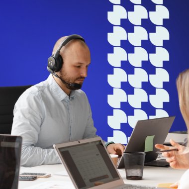 Cum alegi un software Call Center cloud în 2025: Automatizare, AI și omnichannel pentru succes B2B