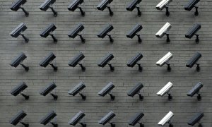Breșe de securitate în camere de supraveghere vândute și în România. Cum reduci riscurile