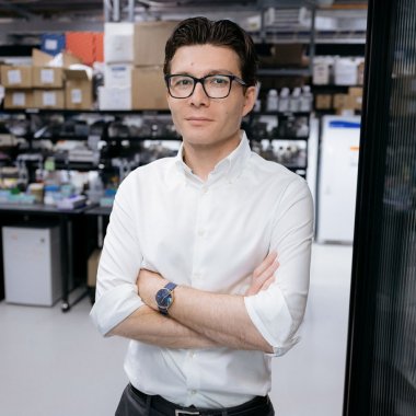 Cercetătorul român de la Stanford care remodelează creierul uman în laborator