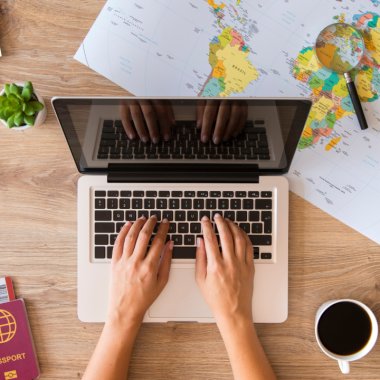 AI în travel: cum vorbești cu o aplicație ca să găsești zboruri bune