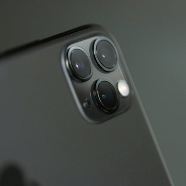 Apple ar putea lansa iPhone 18 în două etape, primăvara și toamna