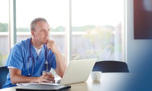 MEDIjobs: de ce 4 din 10 specialiști medicali se gândesc să plece din țară