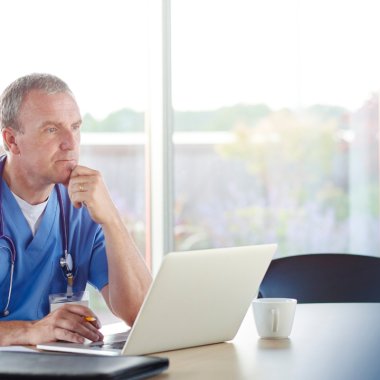 MEDIjobs: de ce 4 din 10 specialiști medicali se gândesc să plece din țară