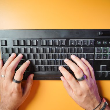 Review Razer BlackWidow V4 Low-Profile Hyperspeed: business in the front, party in the back