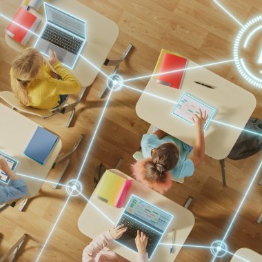 7 din 10 români consideră benefică utilizarea tehnologiei digitale în școli