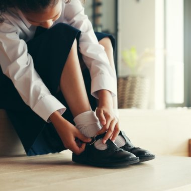 Meta și reclamele cu școlărițe: ce spun părinții și ONG-urile