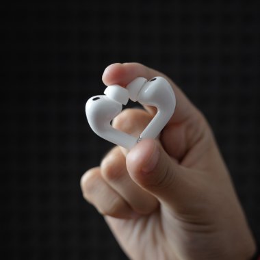 <span class="title-highlight">REVIEW AirPods Pro 3</span>: căștile Apple sunt acum și antrenor de fitness