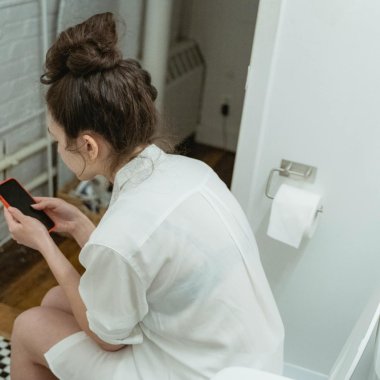 Medicii avertizează: telefonul la toaletă poate cauza probleme de sănătate