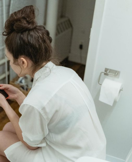 Medicii avertizează: telefonul la toaletă poate cauza probleme de sănătate