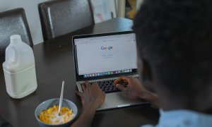 Google oferă acces gratuit la instrumente de inteligență artificială pentru studenții din România