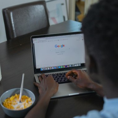 Google oferă acces gratuit la instrumente de inteligență artificială pentru studenții din România