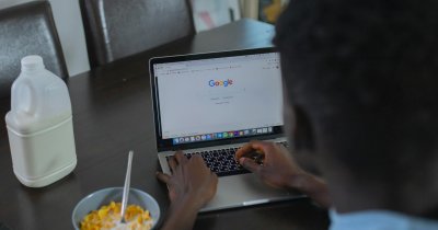 Google oferă acces gratuit la instrumente de inteligență artificială pentru studenții din România