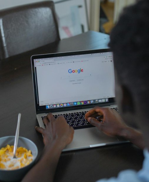 Google oferă acces gratuit la instrumente de inteligență artificială pentru studenții din România