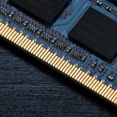 Cipuri de memorie de 10 atomi grosime: noul pas spre stocare infinită