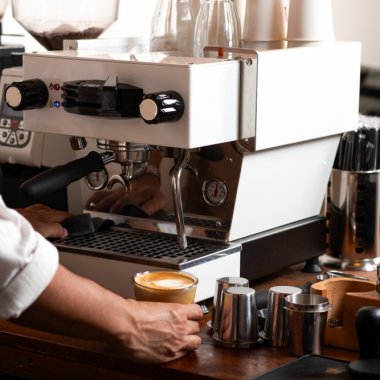 Aparatul de cafea ideal pentru birou: ce criterii contează