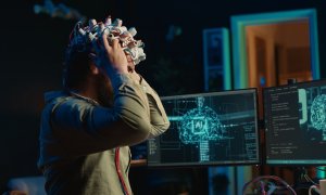 Cum un implant AI permite unui bărbat paralizat să simtă prin mâna altei persoane