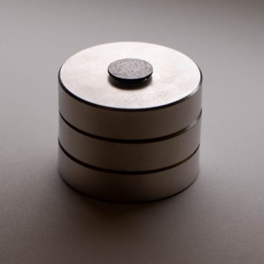 Levitare fără energie: discul de grafit care poate pluti fără pauză