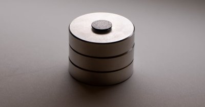 Levitare fără energie: discul de grafit care poate pluti fără pauză