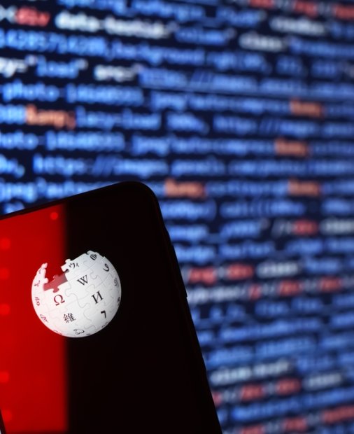 Traficul Wikipedia scade cu 8% din cauza rezumatelor generate de inteligența artificială pe Google