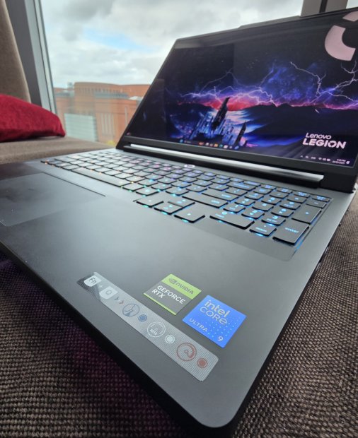 Laptopurile cu NVIDIA GeForce RTX 50 în 2025: e timpul să faci upgrade?