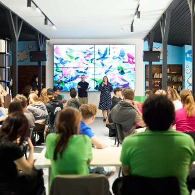 Ateliere de AI pentru tineri organizate de BCR și Google România în hub-urile ZBOR