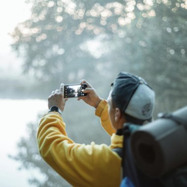 Previziunile pentru 2026: livrările de smartphone-uri scad și prețul crește