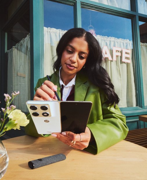 Motorola razr fold și Motorola Signature: noile flagship-uri prezentate la CES 2026