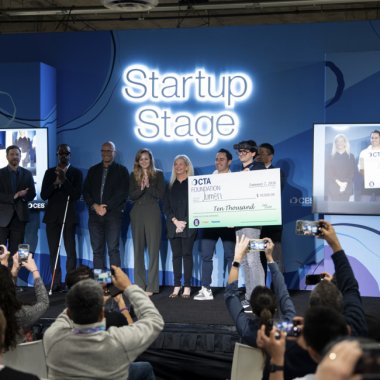 Ochelarii pentru nevăzători .lumen, dezvoltați de o echipă din România, premiu de accesibilitate la CES 2026 în Las Vegas