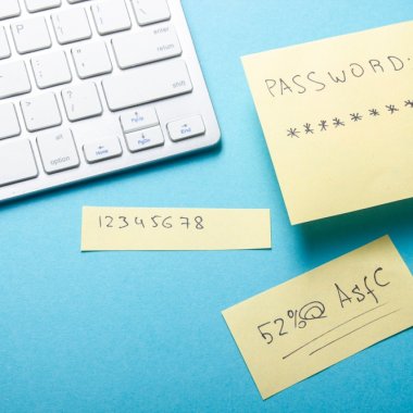Atacurile cibernetice s-au intensificat în 2025 | O persoană din trei își notează parolele pe hârtie