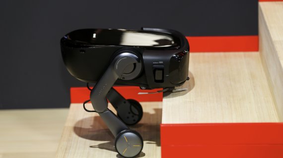 <span class="title-highlight">Roborock</span> vine cu un robot aspirator cu picioare care-l ajută să urce scările, nu doar să treacă pragul