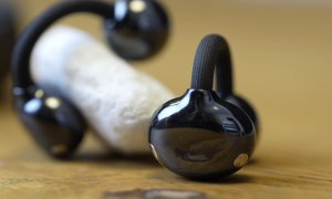Singurele căști open-ear care merită 1.000 de lei și care nu sunt Apple | REVIEW