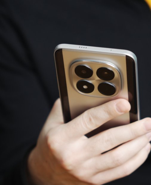 REVIEW Poco M8 Pro: telefonul midrange care le are (aproape) pe toate