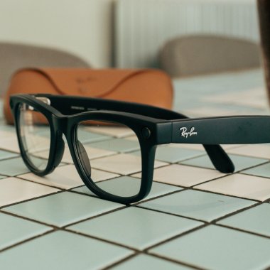 Apple pregătește ochelari inteligenți, un pandantiv AI și AirPods cu camere pentru 2027