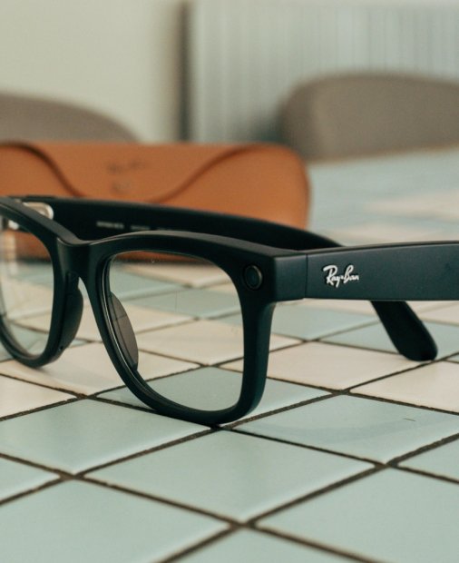 Apple pregătește ochelari inteligenți, un pandantiv AI și AirPods cu camere pentru 2027