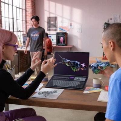 Lenovo aduce la MWC 2026 un laptop 3D fără ochelari și o consolă pliabilă de gaming