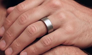 Pin Pulse: un smart ring care susține că poate estima tensiunea arterială și glicemia