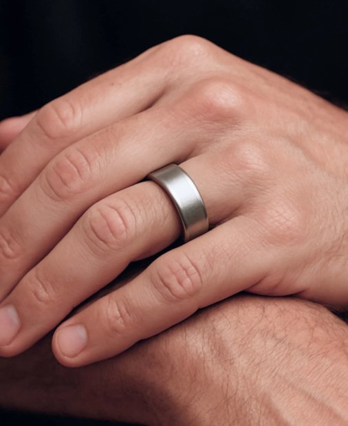 Pin Pulse: un smart ring care susține că poate estima tensiunea arterială și glicemia